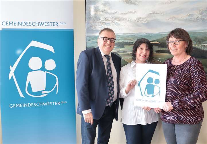 Landrat Dr. Jürgen Pföhler begrüßte mit Sabine Kröll und Ingrid Neubusch die ersten Gemeindeschwestern plus im Kreis Ahrweiler (v.l.n.r.)Foto: Kreisverwaltung Ahrweiler.