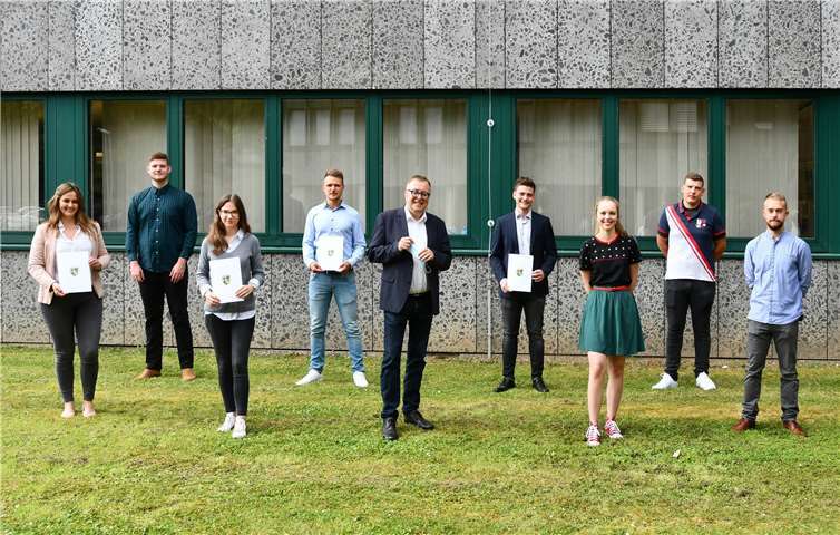 Landrat Dr. Jürgen Pföhler begrüßte zum Start in das neue Ausbildungsjahr insgesamt acht der neun neuen Auszubildenden im Kreishaus. Foto: Schuhmann