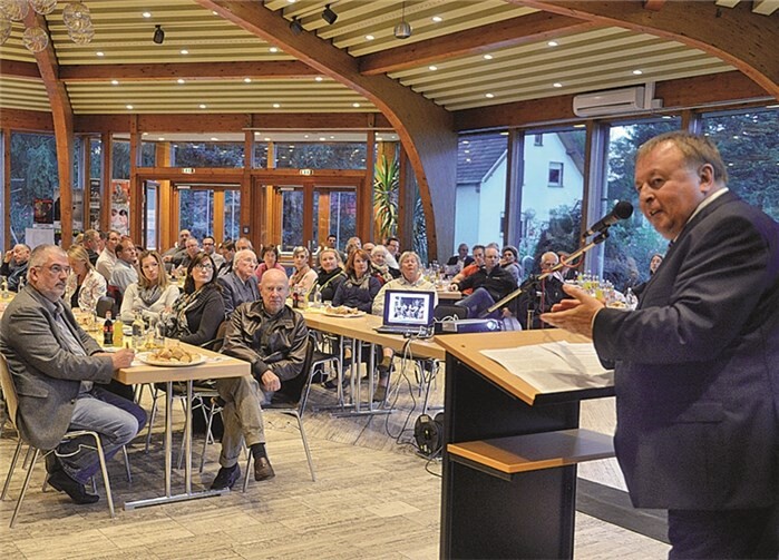 Landrat Dr. Jürgen Pföhler bei seinem Vortrag vor den Vertretern der Remagener Vereine. AB
