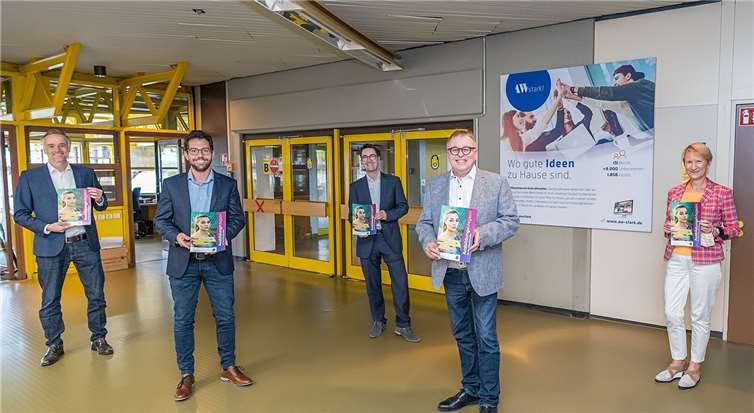 Landrat Dr. Jürgen Pföhler bringt zusammen mit der Kreiswirtschaftsförderung und der Einstieg GmbH symbolisch das Ausbildungsmagazin in die Schulen (v.l.): Claus Becher (Einstieg), Denis Radermacher (Wirtschaftsförderung), Tino Hackenbruch (Leiter Wirtschaftsförderung), Landrat Dr. Jürgen Pföhler, Gundi Kontakis (Leiterin BBS Bad Neuenahr-Ahrweiler). Foto: Bernhard Risse