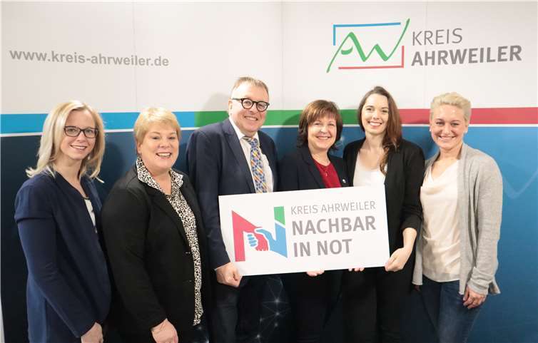 Landrat Dr. Jürgen Pföhler (dritter v.li.) mit den Unternehmerfrauen (v.li.n.re.) Janine Röber, Kerstin Sonntag, Vorsitzende Andrea Krämer, Mandy Grimmiger und Daniela Dalinghoff. Foto: Kreisverwaltung Ahrweiler