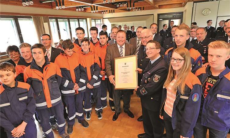 Landrat Dr. Jürgen Pföhler ehrt die Kreisjugendfeuerwehr Ahrweiler für ihr 40-jähriges Bestehen.FIX