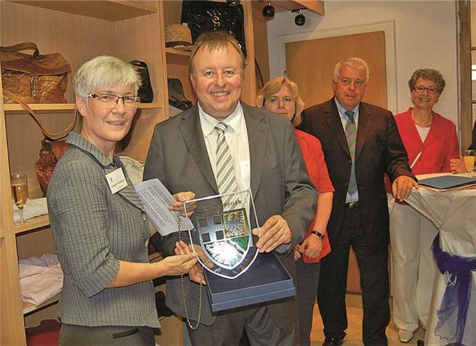 Landrat Dr. Jürgen Pföhler ehrte den Verein „Frauen für Frauen“ mit der Überreichung des Wappens des Kreises Ahrweiler auf Glas. FA