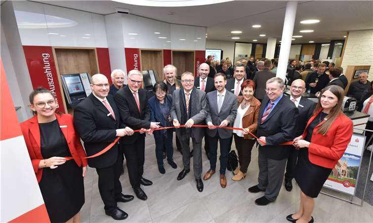 Landrat Dr. Jürgen Pföhler eröffnete gemeinsam mit dem Vorstand der KSK, Remagens Bürgermeister Björn Ingendahl und weiteren Vertretern des KSK-Verwaltungsrats das neue Beratungs-Center in Remagen. Gausmann/KSK Ahrweiler