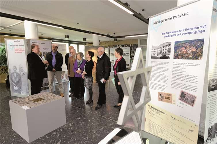 Landrat Dr. Jürgen Pföhler eröffnete mit Vertretern des „Lokalen Aktionsplans Remagen“ die Ausstellung. FIX