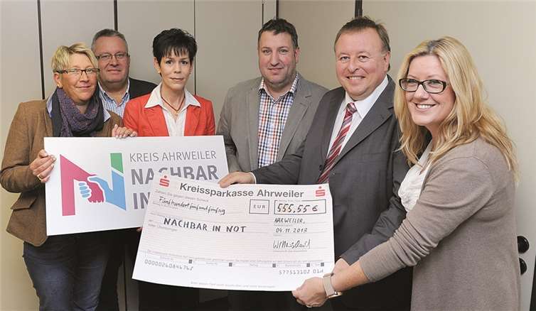 Landrat Dr. Jürgen Pföhler freute sich über die großzügige Spende der AKG, die Not leidenden Mitbürgern im Kreis zugute kommen wird. FIX
