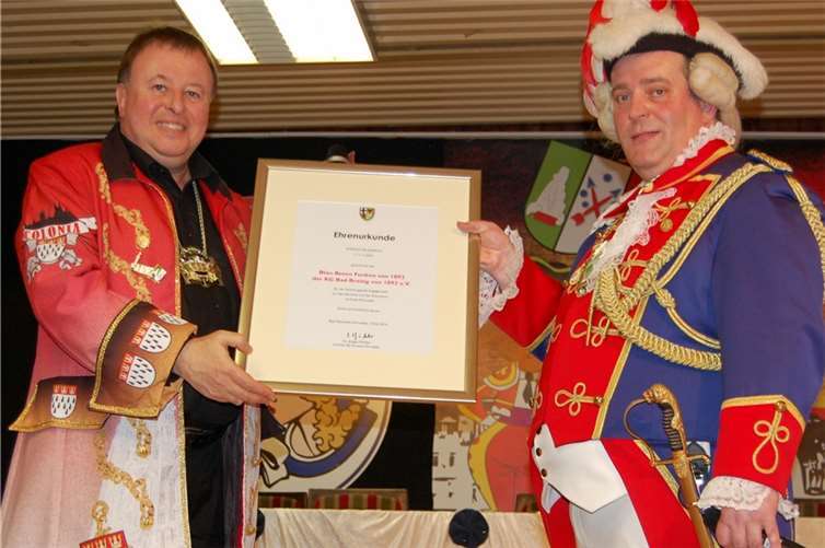 Landrat Dr. Jürgen Pföhler gratuliert im Namen des Ahrkreises dem Funken-Kommandanten Philipp Klee mit Urkunde.