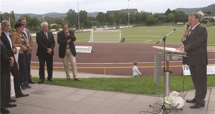 Landrat Dr. Jürgen Pföhler gratulierte Guido Ernst und der SG Bad Breisig.RÜ