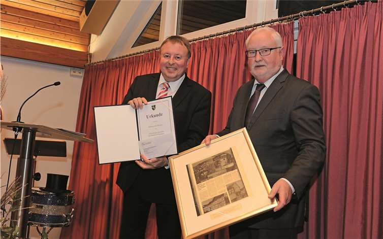 Landrat Dr. Jürgen Pföhler gratulierte Ortsvorsteher Klaus Kniel. FIX