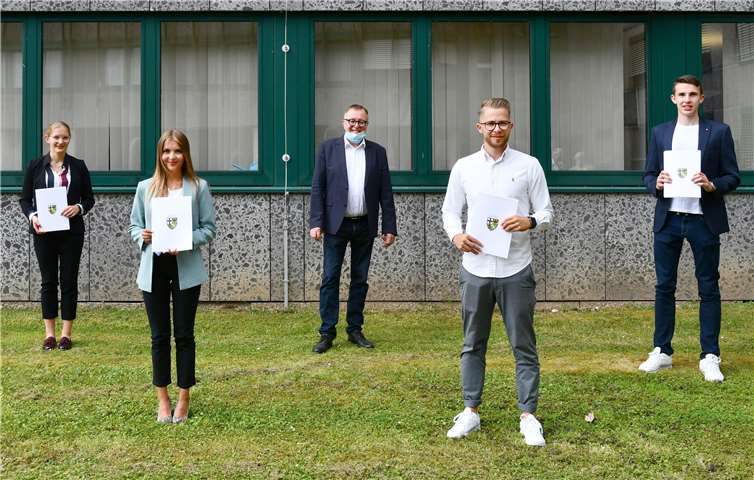 Landrat Dr. Jürgen Pföhler gratulierte den vier AbsolventInnen zum erfolgreichen Abschluss ihres Studiums. Alle AnwärterInnen werden von der Kreisverwaltung in den Dienst übernommen. Foto: Schuhmann