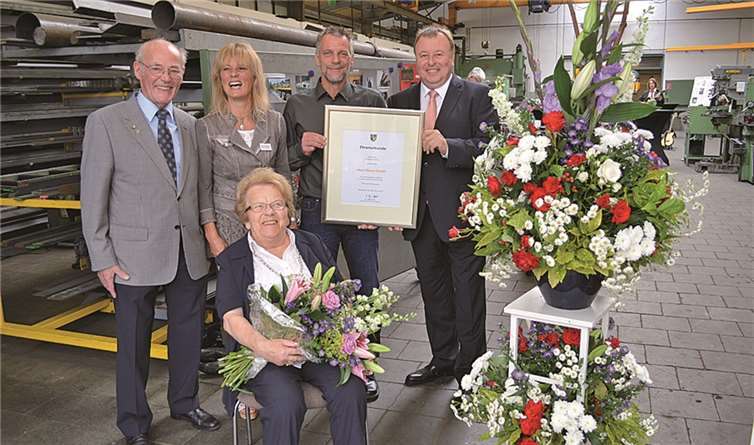 Landrat Dr. Jürgen Pföhler gratulierte der Familie Kessel zum 50-jährigen Firmenjubiläum. AB