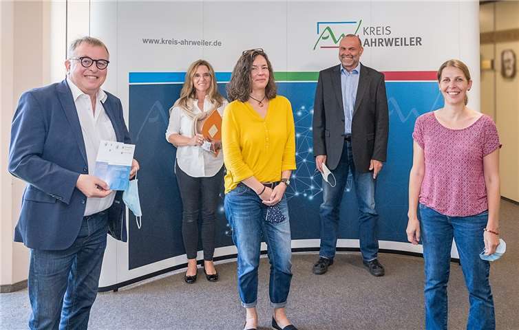 Landrat Dr. Jürgen Pföhler (l.), Siglinde Hornbach-Beckers (Fachbereichsleiterin Jugend, Soziales und Gesundheit, 2. v.l.) und Gesundheitsamtsleiter Dr. Stefan Voss begrüßten die neuen Gemeindeschwestern Gerlinde Brenk (r.) und Petra Jeandrée im Kreishaus. Foto: Kreisverwaltung / Risse