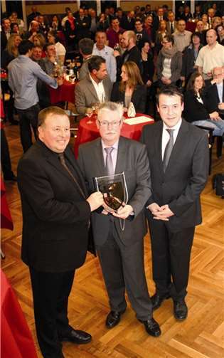 Landrat Dr. Jürgen Pföhler (l.) übergab ein Glasbild mit Kreiswappen an den Dagernova-Vorstandsvorsitzenden Friedhelm Nelles und den neuen Pächter Torsten Carll.