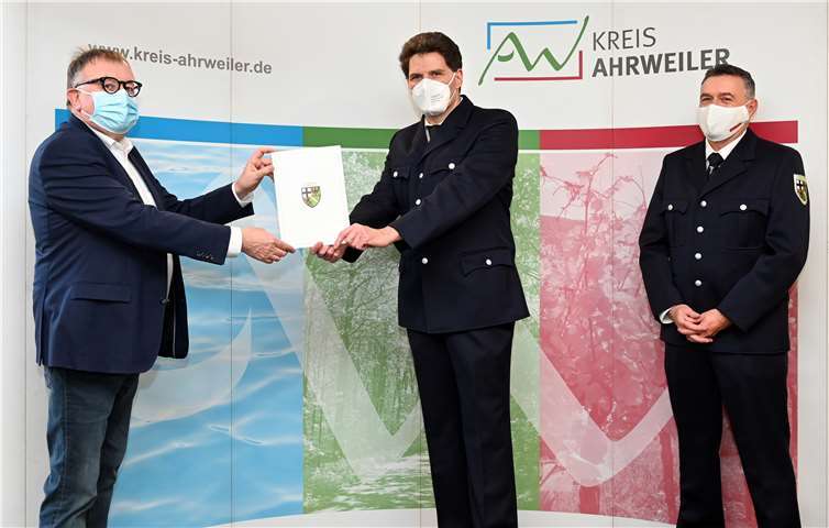 Landrat Dr. Jürgen Pföhler (l.) überreicht Michael Alberti (Mitte) in Anwesenheit von Lothar Backes, Sprecher der Organisatorischen Leiter im Landkreis Ahrweiler, die Ernennungsurkunde.Foto: Kreisverwaltung / Schuhmann