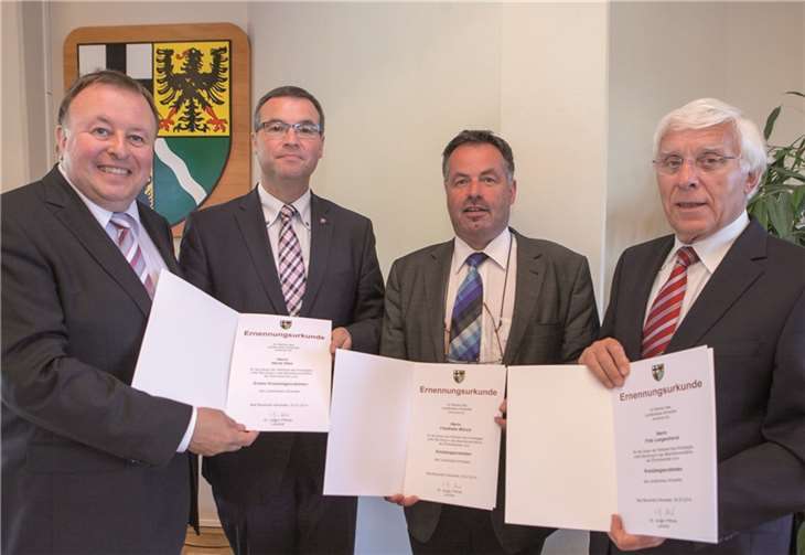 Landrat Dr. Jürgen Pföhler (l.) überreichte seinen drei Stellvertretern die Ernennungsurkunden (v. l.): Horst Gies, Friedhelm Münch und Fritz Langenhorst. Jost