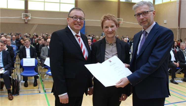 Landrat Dr. Jürgen Pföhler (li.) und Hubertus Bialas (Leitender Regierungsschuldirektor ADD Koblenz) überreichen Adelgunde Kontakis die Urkunde zur Amtseinführung.-DU-