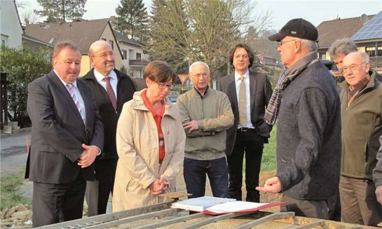 Landrat Dr. Jürgen Pföhler (links) informiert sich vor Ort über den Fortgang der Arbeiten.privat