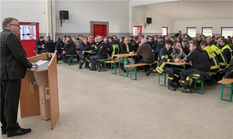 Landrat Dr. Jürgen Pföhler (links) lobte nach der Übung die etwa 150 Einsatzkräfte für die gelungene Zusammenarbeit.