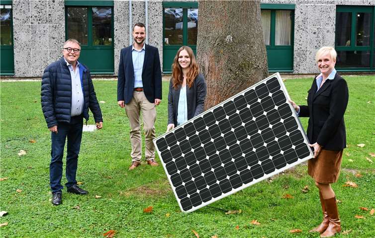 Landrat Dr. Jürgen Pföhler (links) mit dem Klimaschutzteam der Kreisverwaltung: Johannes Praeder, Franziska Schlich und Margret Zavelberg (v.l.n.r.). Foto: Ralf Schuhmann
