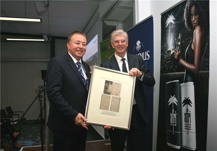 Landrat Dr. Jürgen Pföhler (links) überreichte Dr. Karl Tack die Reproduktion einer Veröffentlichung aus dem Jahre 1839.