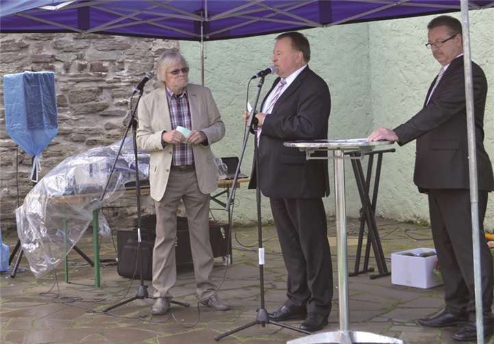Landrat Dr. Jürgen Pföhler mit fördervereins-vorsitzendem Rolf Plewa und Ortsvorsteher Walter Köbbing vor der historischen Stadtmauer.