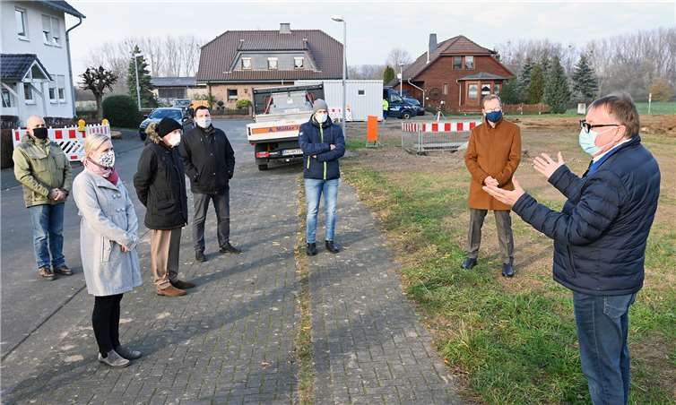 Landrat Dr. Jürgen Pföhler (r.) betonte die sehr gute Zusammenarbeit zwischen Stadt und Kreis und die besondere Attraktivität der Stadt Sinzig für junge Familien.Fotos: RASCH