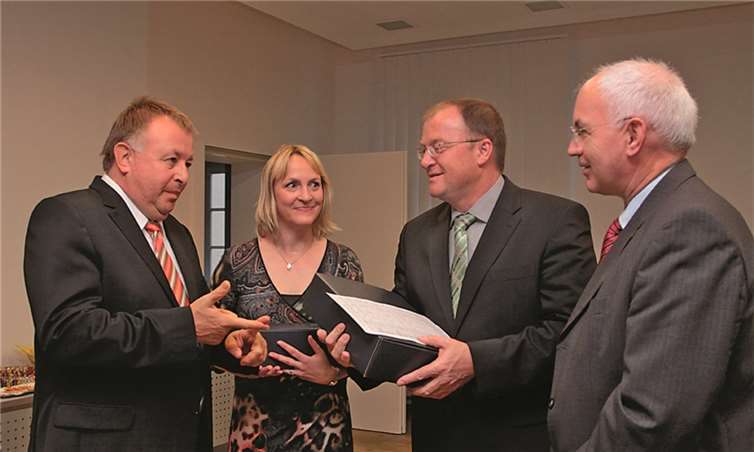 Landrat Dr. Jürgen Pföhler (r.) gratulierte seinem bisherigen Mitarbeiter Guido Nisius (2. v. r., mit Ehefrau Claudia) zum Wahlerfolg. Der Wiesemscheider folgt damit Hermann Josef Romes (r.) im Amt nach. SES