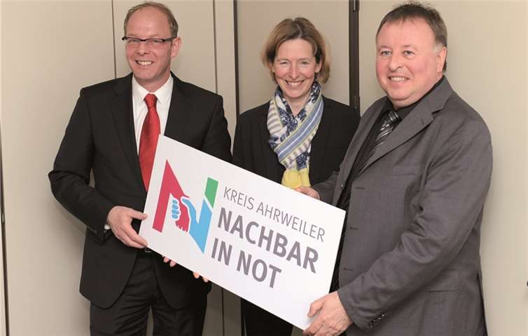 Landrat Dr. Jürgen Pföhler (r.) hatte allen Grund zur Freude: Direktor Denis Hüttig und Marketingdirektorin Ulrike Rast-Hermanns überreichten die bisher größte Einzelspende für „Nachbar in Not“. FIX