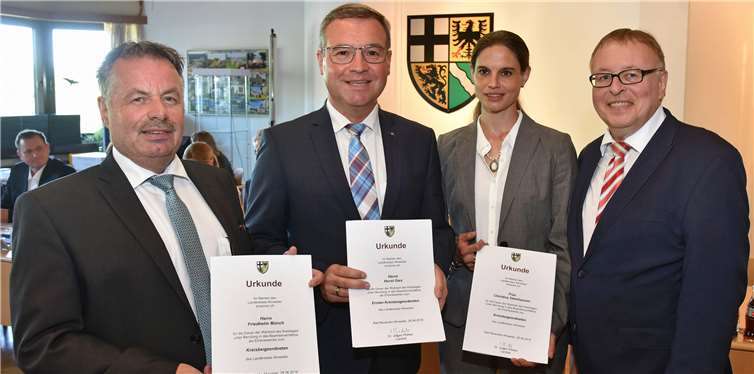 Landrat Dr. Jürgen Pföhler (re.) gratulierte bei der konstituierenden Sitzung des Kreistags Ahrweiler den neuen Kreisbeigeordneten (v.li.) Friedhelm Münch, Horst Gies und Christina Steinhausen.Foto: JOST