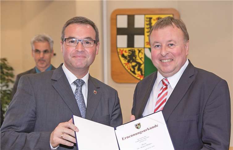 Landrat Dr. Jürgen Pföhler (re.) wurde bei der jüngsten Sitzung des Kreistages vom Ersten Kreisbeigeordneten Horst Gies (li.) für weitere acht Jahre im Amt bestätigt. -JOST-