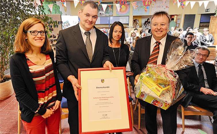 Landrat Dr. Jürgen Pföhler r).überreichte dem Kindergarten die Ehrenurkunde des Kreiseszum Jubiläum. -FIX-