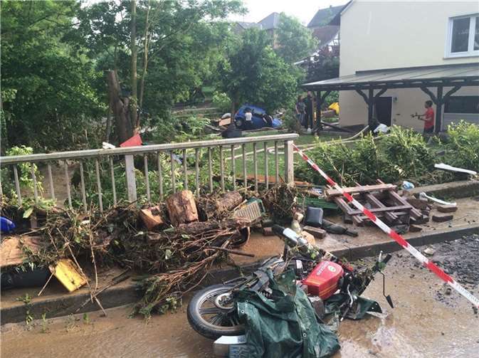 Landrat Dr. Jürgen Pföhler ruft nach dem Hochwasser die Bevölkerung zur Mithilfe auf. Foto: Jost