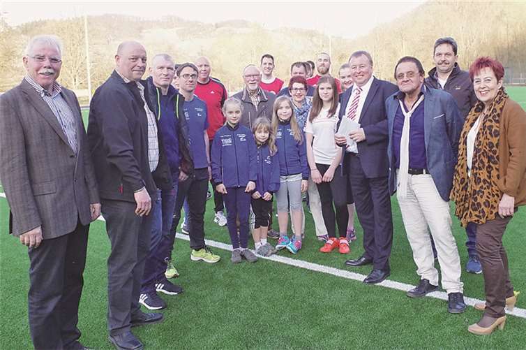 Landrat Dr. Jürgen Pföhler überbrachte den Vertretern des SV Blau-Gelb Dernau die Bewilligungsbescheide. privat