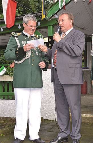Landrat Dr. Jürgen Pföhler übergab an Präsident Wolfgang Strang und Hauptmann Bernd Schunk einen Scheck in Höhe von 5.000 Euro. AB