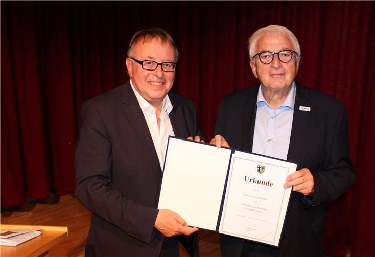 Landrat Dr. Jürgen Pföhler übergibt Ortsvorsteher Leo Mattuscheck die Jubiläumsurkunde des Kreises Ahrweiler.