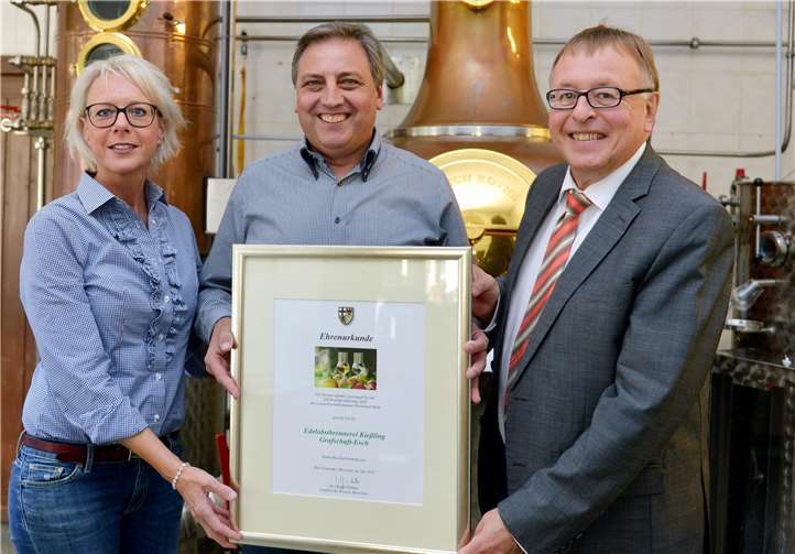 Landrat Dr. Jürgen Pföhler übergibt den Ehrenpreis des Kreises an Frank und Christiane Kießling.Kreisverwaltung Ahrweiler