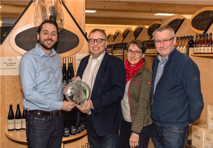 Landrat Dr. Jürgen Pföhler überreicht den Ehrenpreis des Kreises an den Vorstandsvorsitzenden der Winzergenossenschaft Mayschoß-Altenahr Matthias Baltes im Beisein von Astrid Rickert und Rolf Münster. Foto: Normann