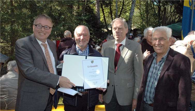 Landrat Dr. Jürgen Pföhler überreicht die Urkunde an Ortsbürgermeister Erwin Kessel, Bürgermeister Achim Haag, Vorsitzender Dorfgemeinschaft Berg Helmut Kündgen (v.l.).UM