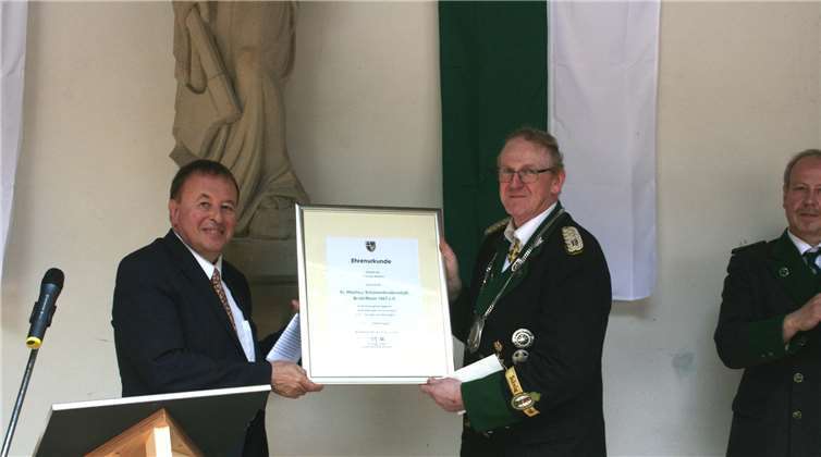 Landrat Dr. Jürgen Pföhler überreichte BrudermeisterPeter Nonn die Ehrenurkunde des Kreises Ahrweiler.