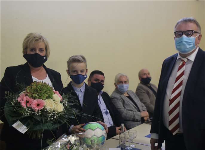 Landrat Dr. Jürgen Pföhler überreichte der nneuen „Bürgermeister-Ehefrau“ Sabine Caspers einen großen Blumenstrauß und Sohn Nils einen Fußball -- beides als Dank für die Unterstützung des Ehemanns bzw. Vaters Vaters im Wahlkampf.