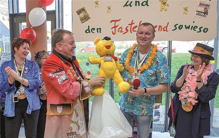 Landrat Dr. Jürgen Pföhler überreichte eine „Gold-Möhne“ an Bürgermeister Achim Juchem und seine Stellvertreterin Martina Münch..