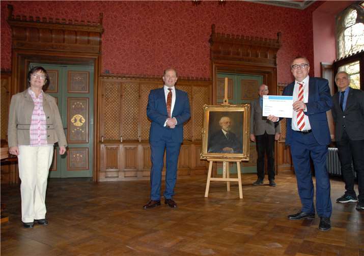 Landrat Dr. Jürgen Pföhler überreichte in seiner Eigenschaft als Gesellschafter der Verkehrsverbund Rhein-Mosel GmbH (VRM) die Spende. Foto: privat
