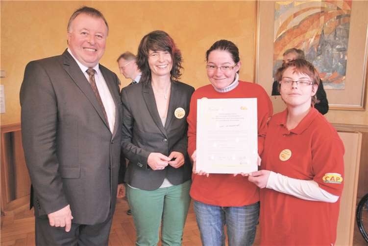 Landrat Dr. Jürgen Pföhler und Doris Hein mit den beiden Praktikanten aus dem CAPLebensmittelmarkt in Sinzig.