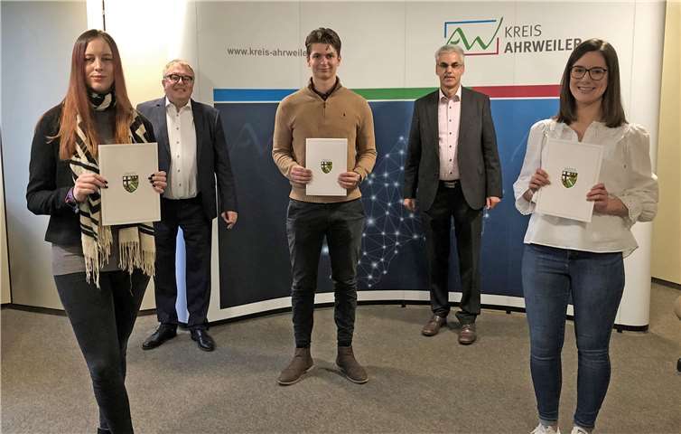 Landrat Dr. Jürgen Pföhler und Fachbereichsleiter Erich Seul (hinten, v.l.) gratulierten Sophie Kürsten, Benjamin Niederberger und Julia Plattner (vorne, v.l.) zu ihren erfolgreichen Abschlüssen. Foto: Kreisverwaltung