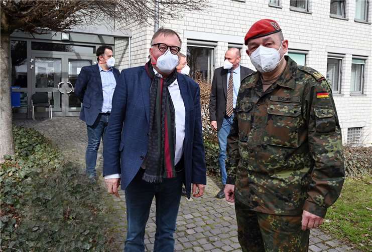 Landrat Dr. Jürgen Pföhler und Generalmajor Carsten Breuer tauschten sich über die Unterstützungsleistung der Bundeswehr im Kreis Ahrweiler aus.