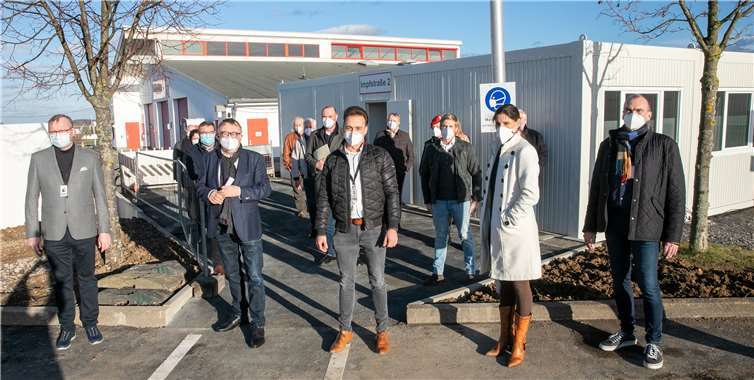 Landrat Dr. Jürgen Pföhler und Impfzentrumskoordinator Fabian Schneider stellten die zweite Impfstraße im Impfzentrum Gelsdorf vor. Fotos: JOST