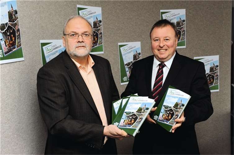 Landrat Dr. Jürgen Pföhler und Kreisarchivar Leonard Janta stellen das aktuelle Heimatjahrbuch 2013 vor. FIX