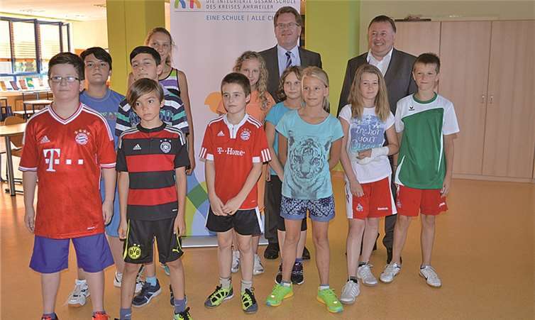 Landrat Dr. Jürgen Pföhler und Schulleiter Marcus Wald ziehen nach einem Jahr Bilanz zur IGS in Remagen. AB