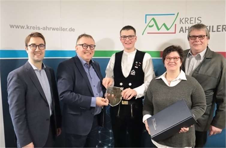 Landrat Dr. Jürgen Pföhler und Tino Hackenbruch, Leiter der Kreiswirtschaftsförderung, gratulieren Fabian Gies im Beisein seiner Eltern zur Aufnahme in die deutsche Nationalmannschaft der Zimmerer. (Aufnahme entstand vor Ausbruch der Corona-Pandemie). Foto: Kreisverwaltung Ahrweiler