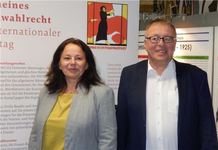 Landrat Dr. Jürgen Pföhler und die Gleichstellungsbeauftragte Rita Gilles eröffnen die Ausstellung.